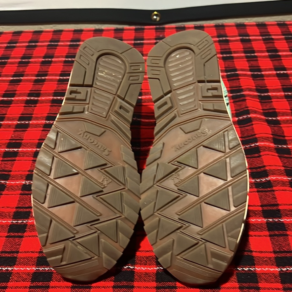 Gently used Saucony xt600 low earth citizen sneakers - Picture 5 of 6